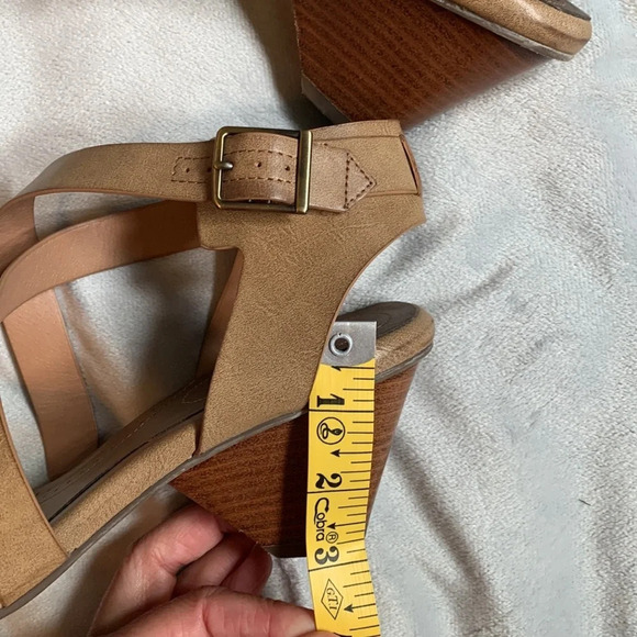 Coach and four strapey tan vegan leather Wood stack heel size 9 womens - Picture 8 of 9